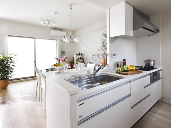 Kitchen.  [kitchen] Artificial marble countertops feeling of luxury. Because care is also simple, Beautifully to produce a kitchen. (Model Room 80A type)