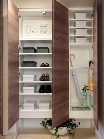 Receipt.  [Thor type shoe box] It established a large shoe box, which reach up to near the ceiling. Can to accommodate your family worth of footwear plenty, You can clear up clutter around the entrance. (Model Room 70A type)