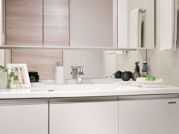 Bathing-wash room.  [Kids mirror] Also in consideration for the user-friendliness of the small children, It has established the Kids mirror on top of the counter. (Model Room 70A type)