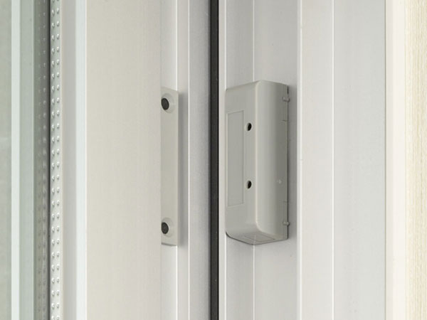 Security.  [Security sensors] Set up a crime prevention sensor is to open the window of the dwelling unit. It sounded the prying and alarm sound by sensing the unauthorized intrusion, Problem in the Control Center.  ※ First floor and the 14th floor dwelling unit window used without the surface lattice of, And installed in a window facing on the second floor of the balcony. (Same specifications)