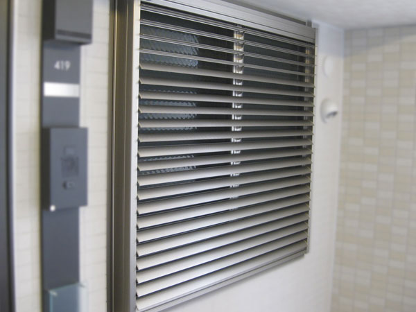 Security.  [Louver surface lattice] The opening facing the shared hallway, Established a superior surface lattice to crime prevention. By adjusting the angle of the louver, It can capture the light and wind. (Same specifications) ※ Adjustment of the angle you may not be able to part.