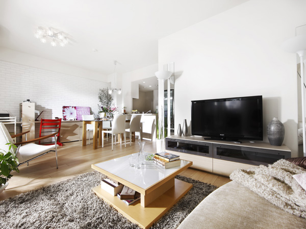 Room and equipment. High ceilings (up to about 2.5m ~ About 2.6m) and the wall door adopted that can easily change the partition of the room, Full of sense of openness living ・ Dining (80A type model room)