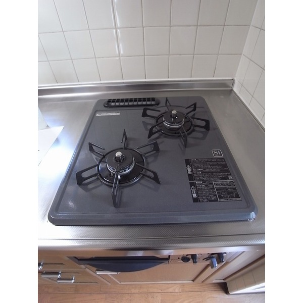 Kitchen. Two-burner stove ・ With grill