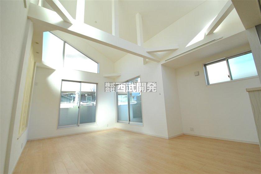 Living. Of gradient ceiling living atrium is very bright