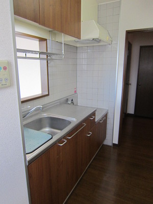 Kitchen. Storage enters plenty!