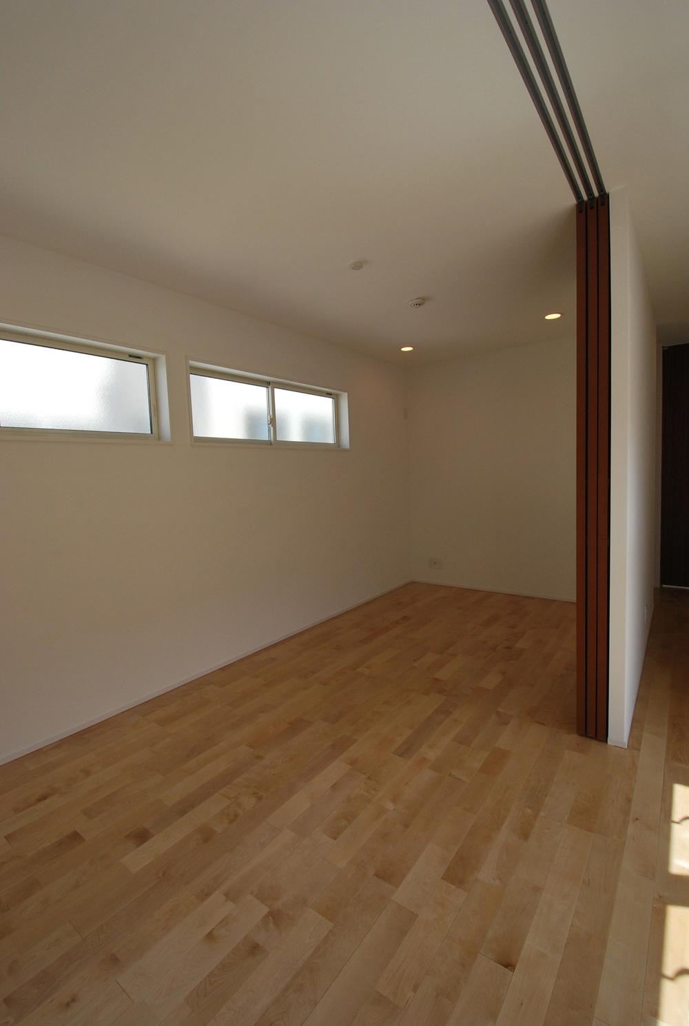Non-living room. In large opening three pull-door adoption, In private room closed, Available to the spacious space of the hall and integrated open.