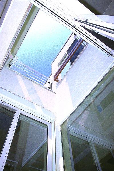 Other introspection. Warm light Komu enters atrium. Since the windows around are also taken in a large, You lot can capture sunlight.