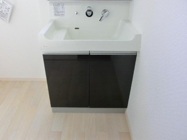 Living. Detached interior introspection Pictures - wash basin with a living luxury. Toilet is equipped with A La Uno handwashing counter.