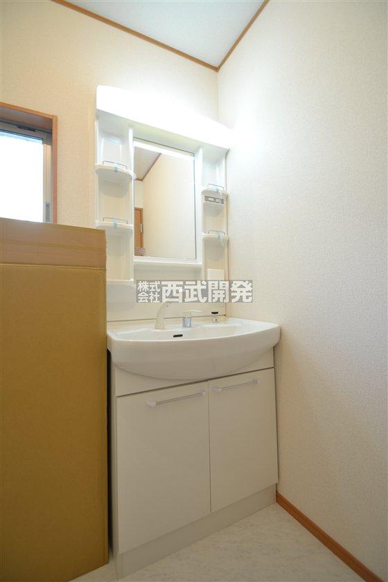 Wash basin, toilet. 1 Building washroom (September 2013) Shooting
