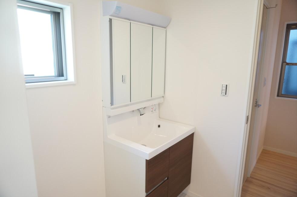 Wash basin, toilet. (December 1, 2013) Shooting