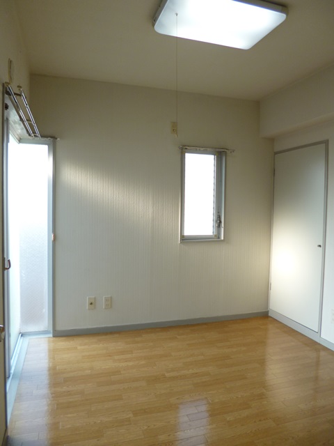 Living and room. Western also have windows bright