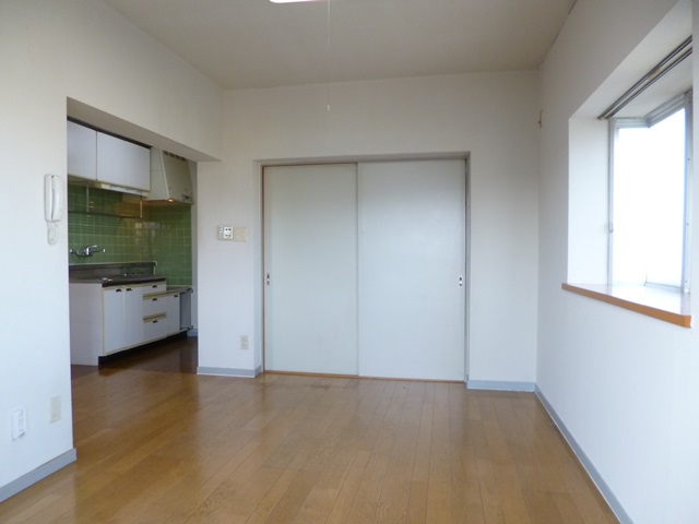 Living and room. Separate kitchen space