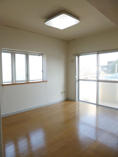 Living and room. Bright dining at the corner room