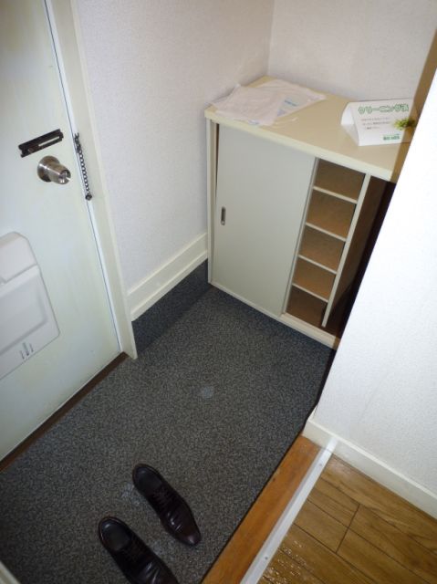 Entrance. Wider around the entrance