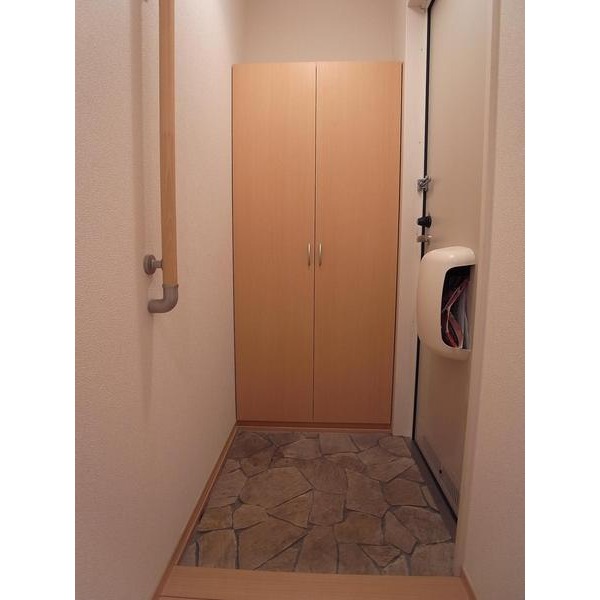 Entrance. North Western-style WIC