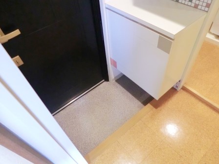 Entrance. Shoe box can be stored in the upper.