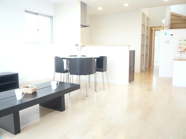 Living. To the large and bright living room has set up a hot water floor heating. Give Roxas impression, Flooring of solid tone is also a good impression.