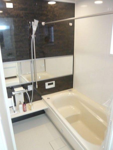 Bathroom. Thermos bath tub stuck to the Eco 2 ℃ only lowers the temperature of the hot water for 4 hours. Of course, it is equipped with bathroom dryer.