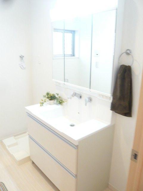 Wash basin, toilet. Three-sided mirror Shampoo dresser. The back of the mirror has become a storage space.