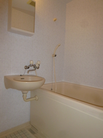 Bath. Reheating possible in the bathroom