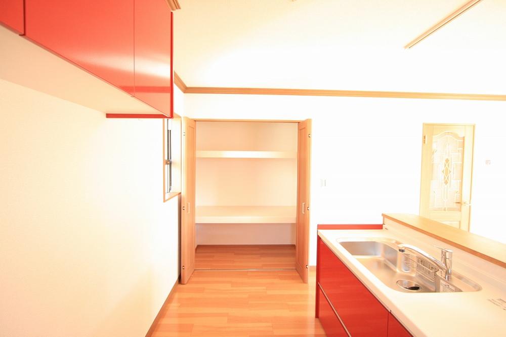 Kitchen. The space of the kitchen there is plenty of storage also become pantry instead. Indoor (11 May 2013) Shooting