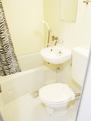 Bath. Cleaning is easy with a three-point unit bus!