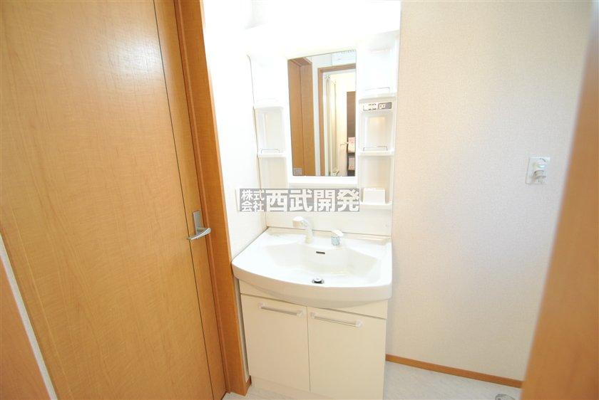 Wash basin, toilet. 1 Building washroom (November 2013) Shooting