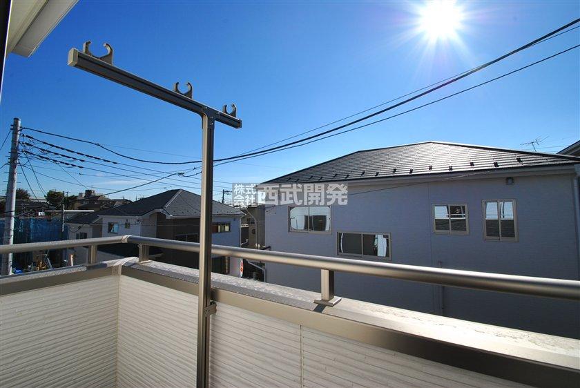 View photos from the dwelling unit. 1 Building view (November 2013) Shooting
