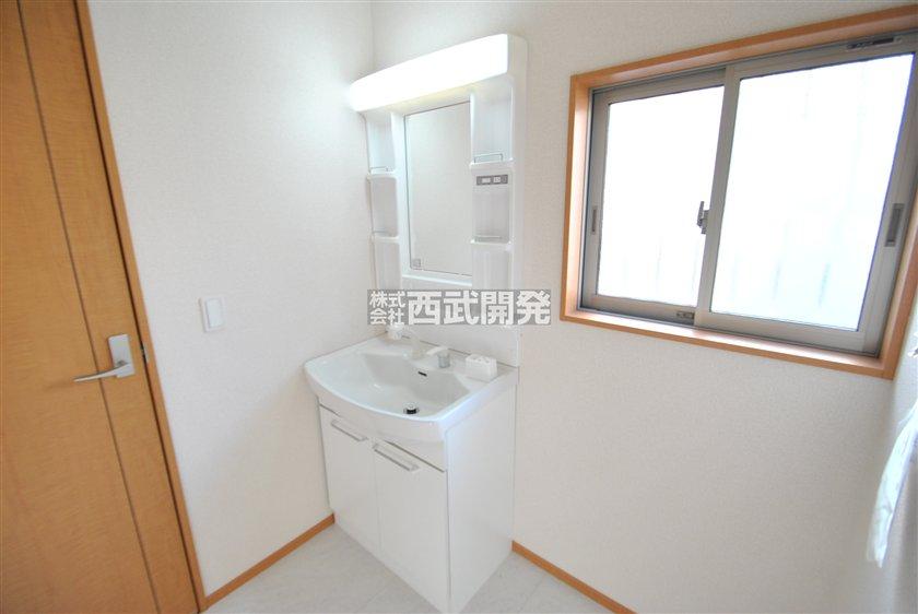 Wash basin, toilet. Building 3 washroom (November 2013) Shooting
