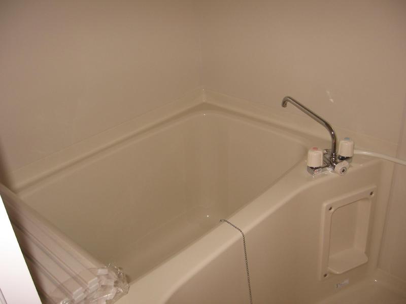 Bath. The photograph is in a different Room No..