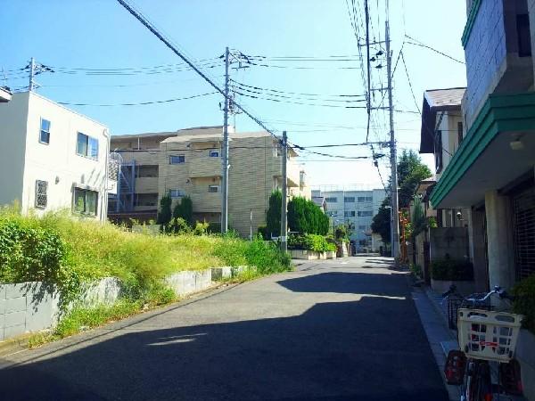 Local photos, including front road. I parking is also comfortably because it faces the 6.3m road