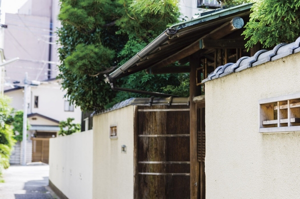 Calm residential area of ​​the peripheral station (about than local 720m). Urawa education ・ Many cultural facilities, Local is Urawa Art Museum and the prefecture's oldest high school ・ First Girls' High School is within walking distance Urawa (a 10-minute walk (about 800m) within)