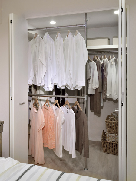 Interior.  [Large storage of permanent-oriented] Dwelling unit with a big walk-in closet, which boasts a storage capacity are also available. (Model Room DOS type)