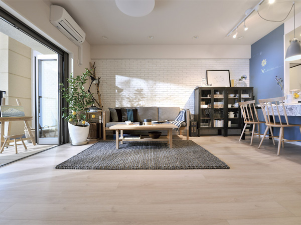 Living.  [living ・ dining] Me greatly expanded field of view, Casement all opening sash. And, And depth there is a balcony, Full of a feeling of opening the windowsill of the landscape. Living the elegant time flows slowly ・ dining. (Model Room DOS type)