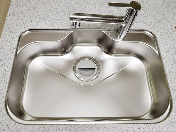 Kitchen.  [Quiet wide sink] Adopt a quiet wide sink to suppress the generation of running water sound to wash dishes, etc.. Also, Also we have established neat and put wire pocket and sponge. (Model Room DOS type)