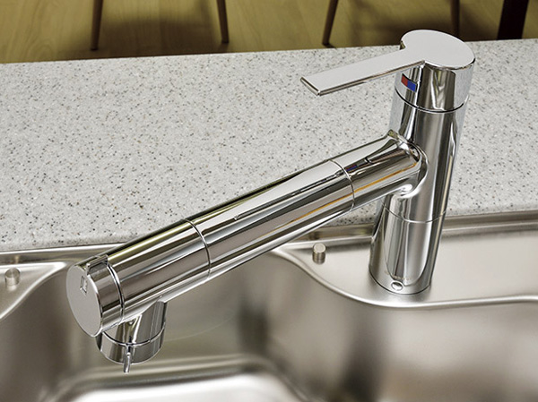 Kitchen.  [Water purifier integrated hand shower faucet] It can be switched to the water purifier in the simple operation. Since the pull out the shower head also comfortable sink of care. The amount of water in the lever operation one ・ It is a single-lever faucet that can be temperature control. (Model Room DOS type)