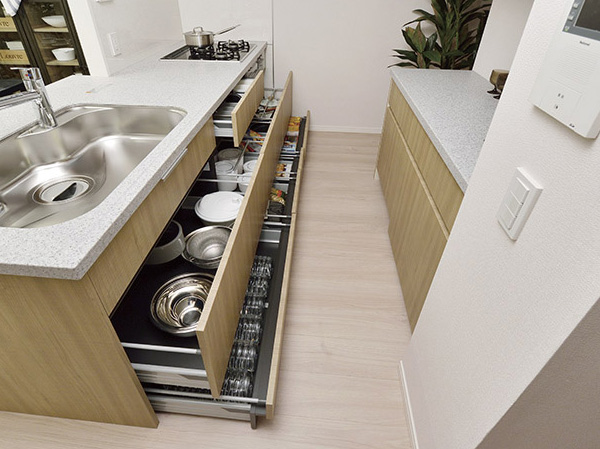 Kitchen.  [Soft-close function with slide storage] Easy to take out the things in the storage of kitchen, Available in organizing easy to slide storage. Conscious finger scissors, It is software with close function that close to quiet a smooth movement.  ※ Except for the spice rack. Also, A kitchen knife pocket provided on the door back of a kitchen cabinet, Secure a space that can be out a kitchen knife easier. (Model Room DOS type)