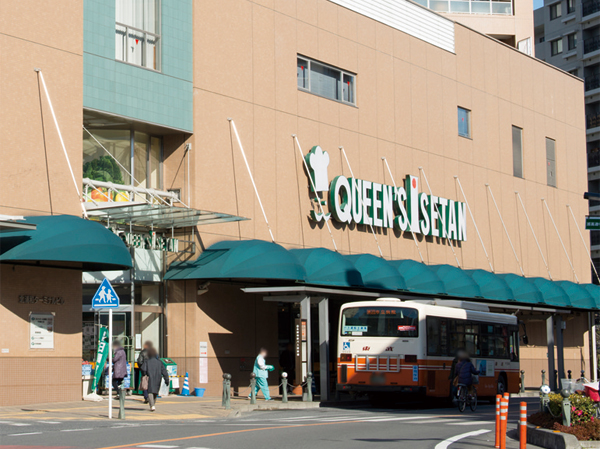 Surrounding environment. Queen's Isetan (14 mins / About 1090m)