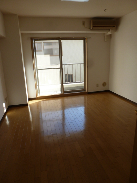 Living and room. Spacious bright Western 9.5 Pledge of spread