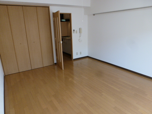 Living and room. Wind Street is good per sun on the south-facing