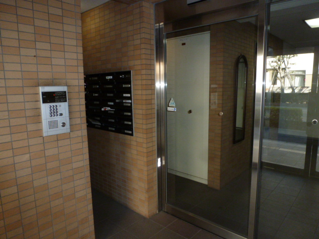 Entrance. Also equipped with auto-lock convenient home delivery BOX of peace of mind