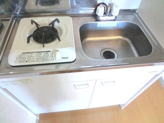 Kitchen. 1-neck is with a gas stove