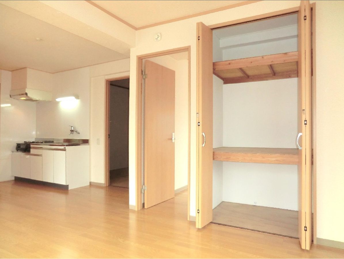 Receipt.  ☆ Plenty of storage ・ There closet type ☆