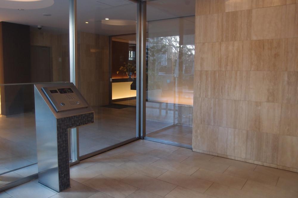 Entrance. Common areas