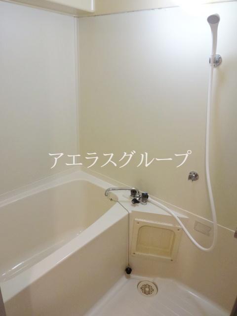 Bath. Spacious tub bath time can enjoy