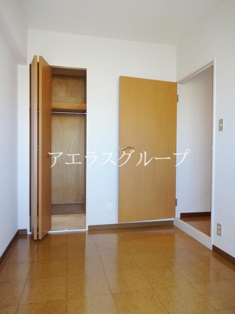 Living and room. To den or study room in an easy-to-use flooring