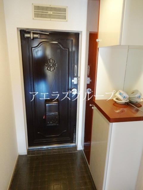 Entrance. Stripped effortlessly spacious take off shoes at the door