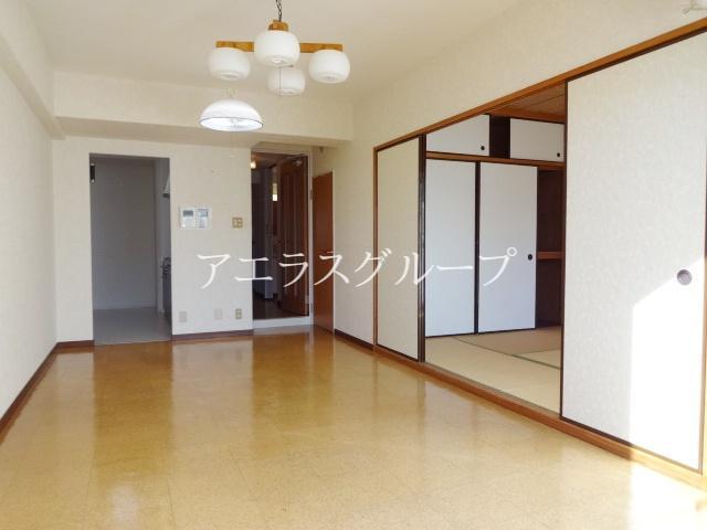 Living and room. You can enjoy the family time in spacious living