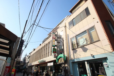 Supermarket. 300m until Maruetsu (super)