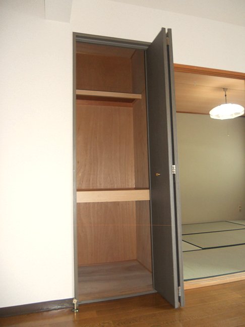 Receipt. Storage is very convenient in the living room